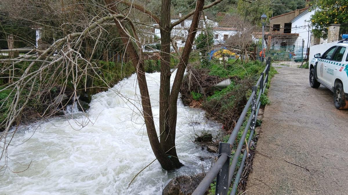 El río Guadiaro con el agua desembalsada de la presa de Montejaque, a su paso por la Estación de Benaoján