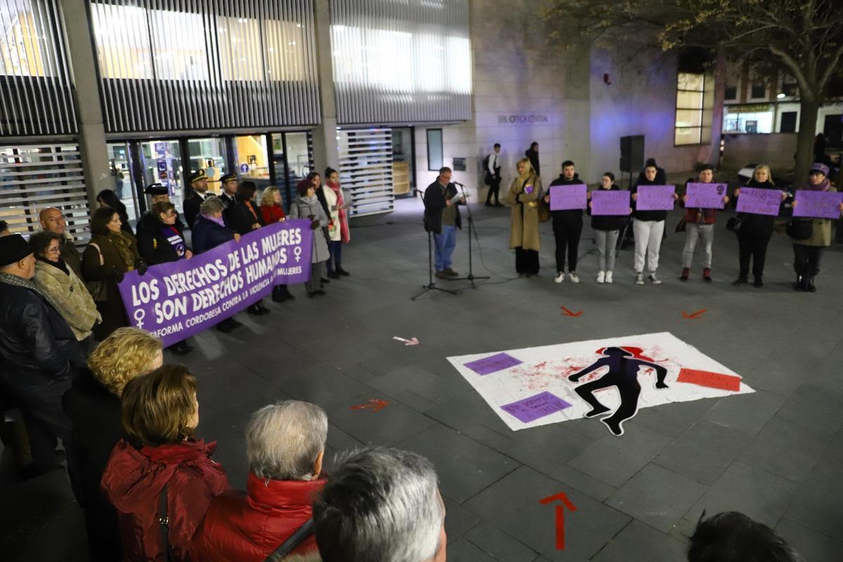 Concentración de la Plataforma Cordobesa Contra la Violencia a las Mujeres, frente a la Biblioteca Central.