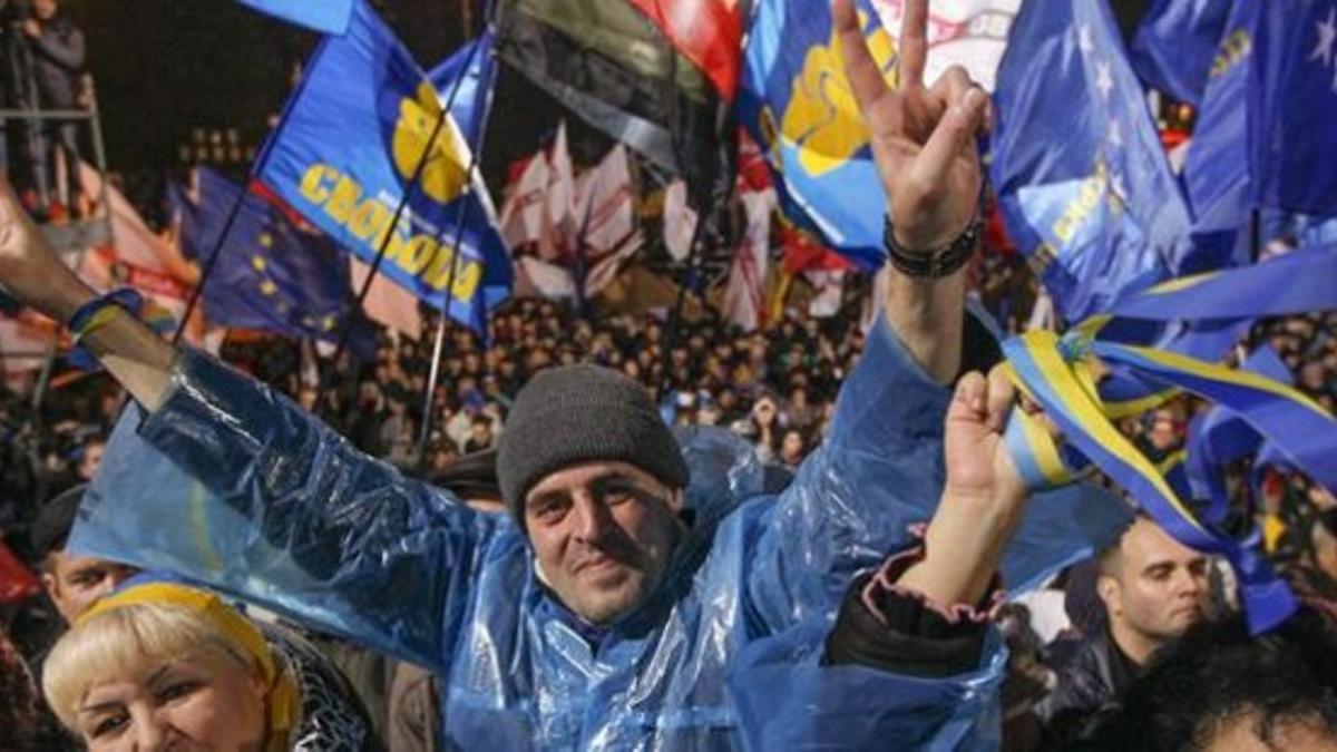 Manifestantes ucranianos participan en la protesta contra el Gobierno de Yanukóvich, este lunes en Kiev.