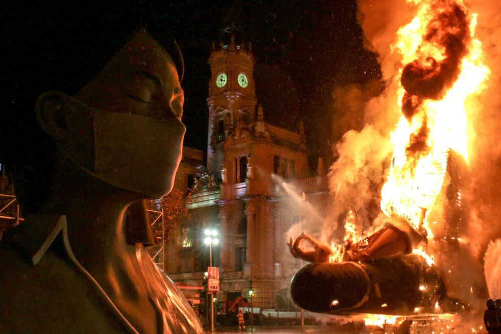 Así ha sido la cremà de la falla municipal