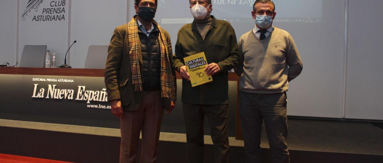 Diego Maraña, José Luis Orihuela y César Cajete, ayer, en el Club. | Víctor Alonso