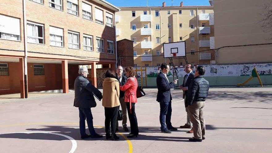 El director del centro y representantes institucionales en el acto de presentación del proyecto previsto.