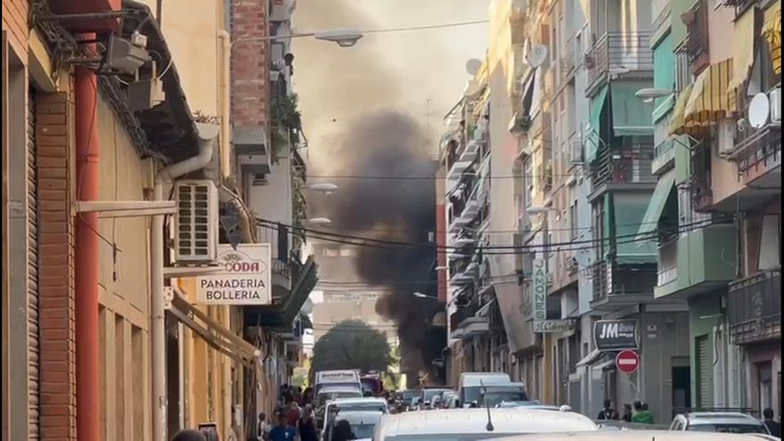 Aparatoso incendio en un taller mecánico en el barrio de Los Ángeles en Alicante