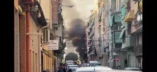 Aparatoso incendio en un taller mecánico en el barrio de Los Ángeles en Alicante