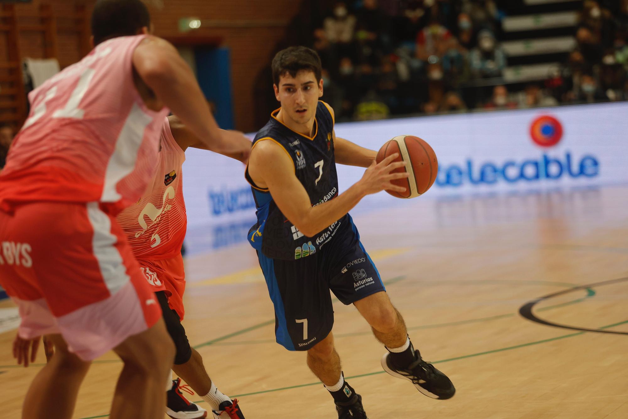 En imágenes: así fue el partido entre el Oviedo Baloncesto y el Estudiantes