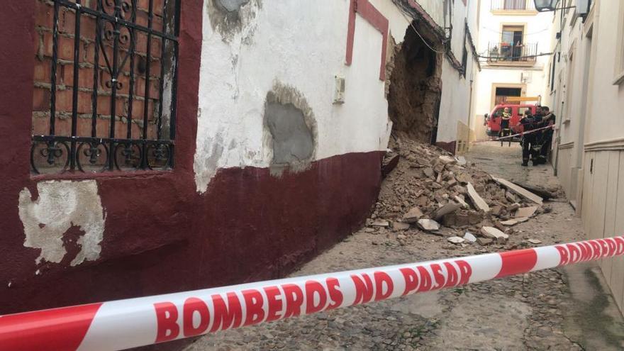 Se derrumba parte de la fachada de una casa abandonada sin causar heridos