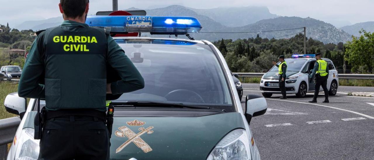 Un control de Guardia Civil en una vía asturiana.