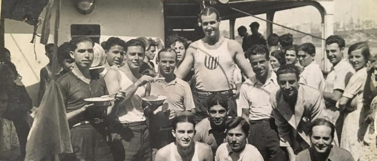 Algunos de los participantes mallorquines, embarcados para participar en las Olimpiadas Populares de Barcelona de 1936