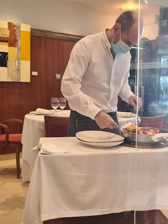 Uno de los camareros del restaurante Solaina emplatando un guiso.