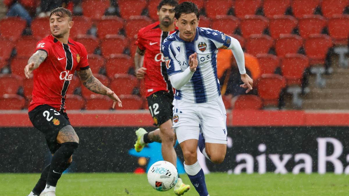 El centrocampista del Levante Pablo Martínez, ante el defensa del Mallorca Pablo Maffeo