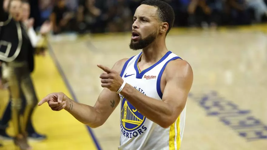 Stephen Curry logra una canasta imposible... ¡desde el túnel!