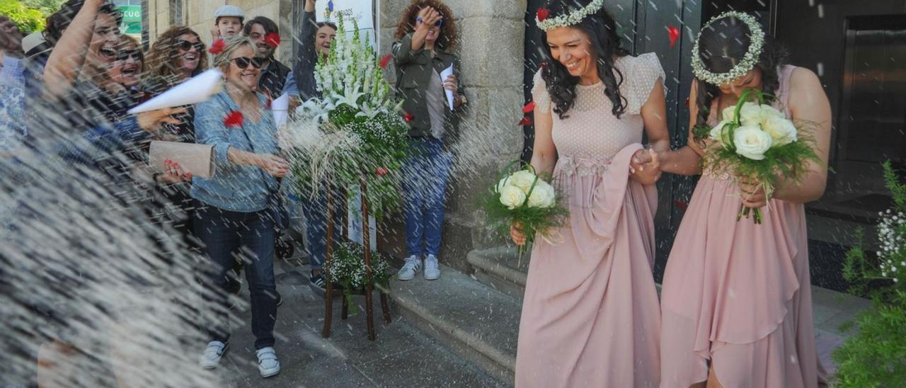 Pastora y María tras la ceremonia civil en el Ayuntamiento de Cambados, en 2017.   | // IÑAKI ABELLA