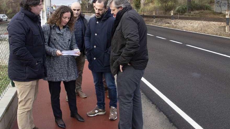 Esther Díaz y Ángel García, segundo por la derecha, rodeados de técnicos que participaron en la obra, ayer.