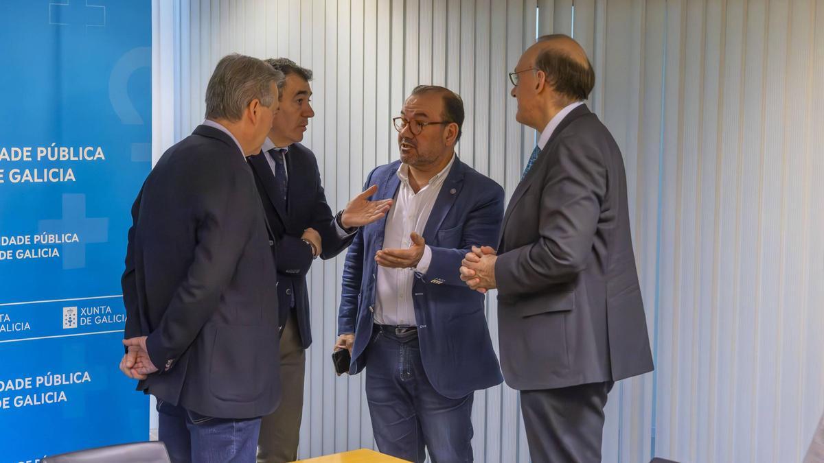 Los conselleiros de Sanidade y Educación junto a los rectores de la Universidade de Santiago y Vigo esta mañana en San Caetano