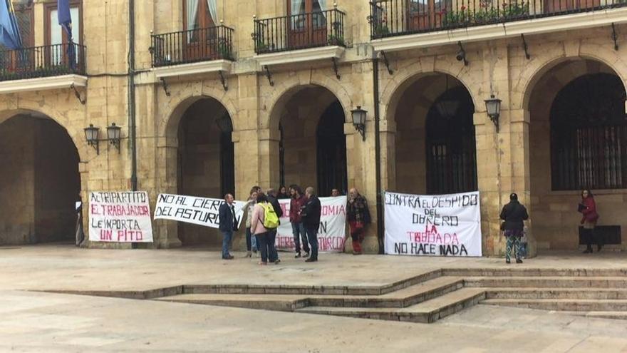 IU fuerza la retirada de policías de la plaza del Ayuntamiento