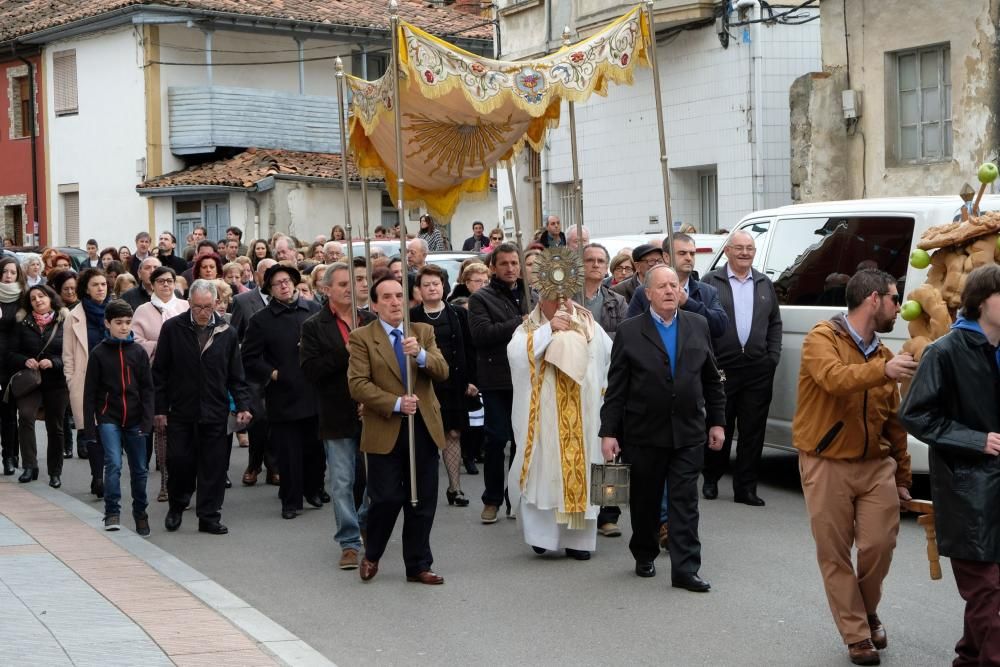 Procesión del Santo Encuentro en Campomanes