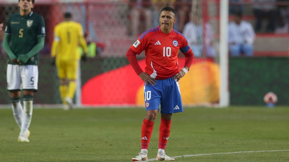 Alexis Sánchez de Chile reacciona ante Bolivia en un partido por las eliminatorias sudamericanas para el Mundial 2026
