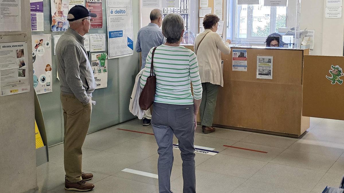 Pacientes hacen cola para pedir cita en un centro de salud en Vigo.