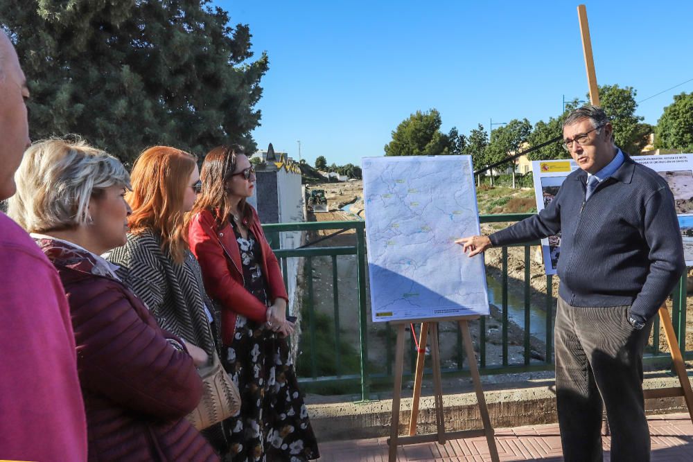 Visita a las zonas más afectadas por la DANA de septiembre en la Vega Baja por parte de expertos que diseñarán las defensas de la comarca frente a futuras a avenidas