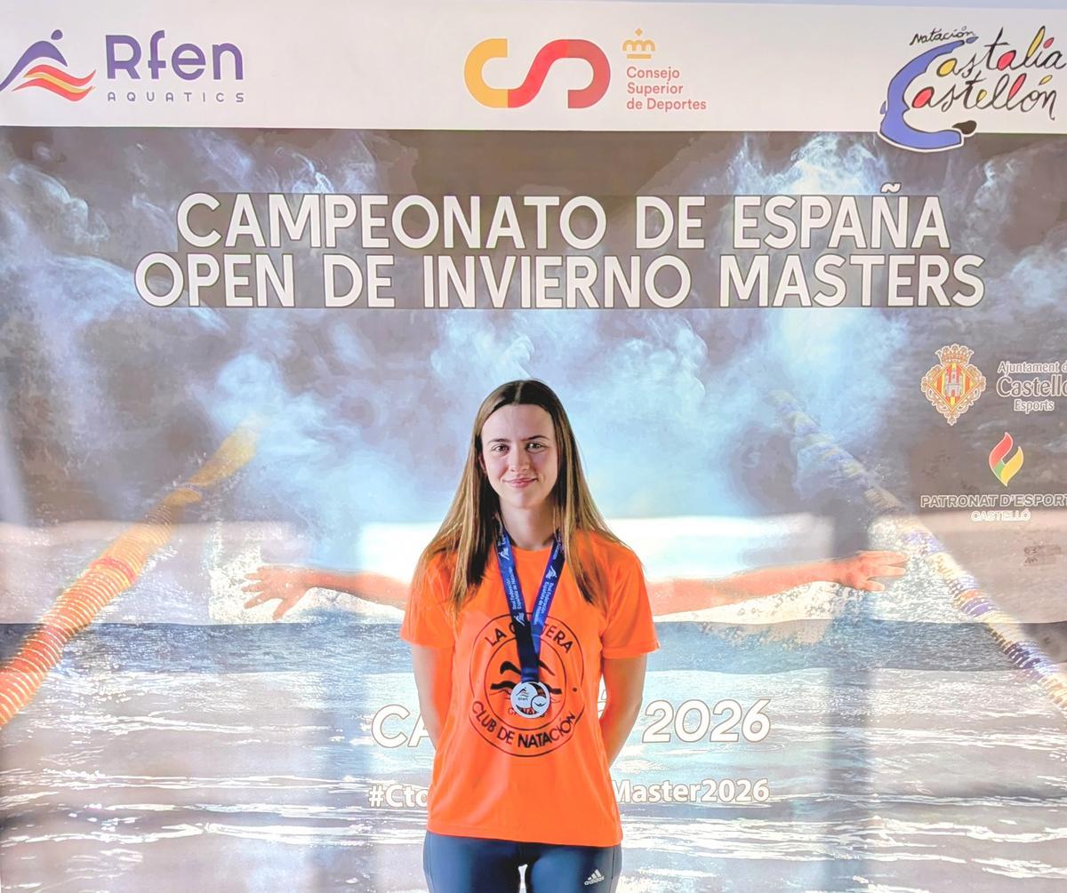 Una nadadora del CN La Costera con una medalla, en Castelló.