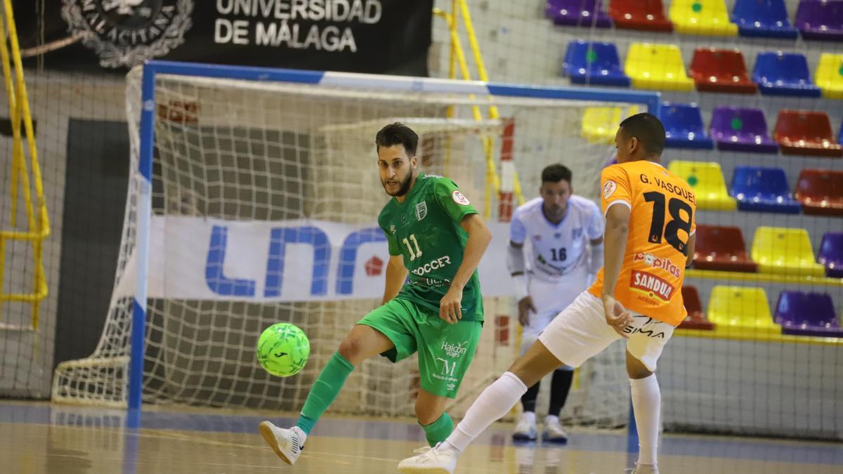 Alex Fuentes pasando el balón durante el encuentro con Aspil Ribera.