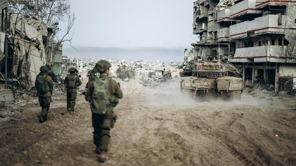 Archivo - Militares y un carro de combate israelí en el interior de la Franja de Gaza (archivo)