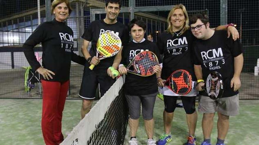 Nini Conejo, Rafael, Yolanda, Elsa Navarro y Javier posando antes del entrenamiento semanal, que disputan en las pistas del Real Club Mediterráneo.