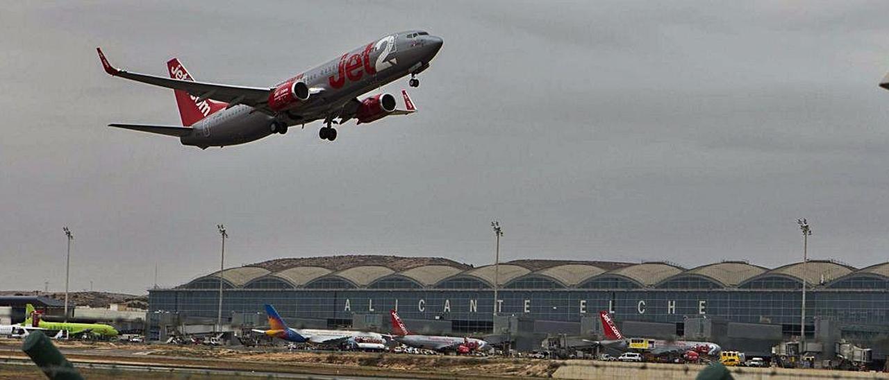 Aviones estacionados en el aeropuerto a la espera de pasajeros a principios de marzo. Despegando, un avión de Jet2.com.