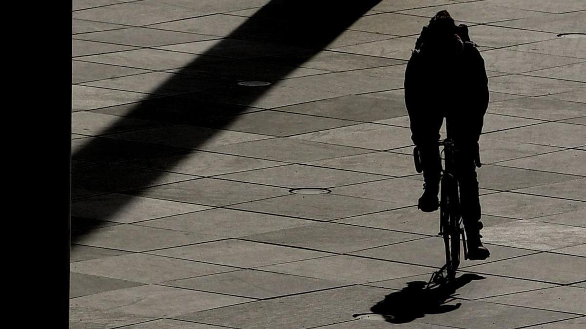 Un hombre en bici durante el confinamiento en Berlín.