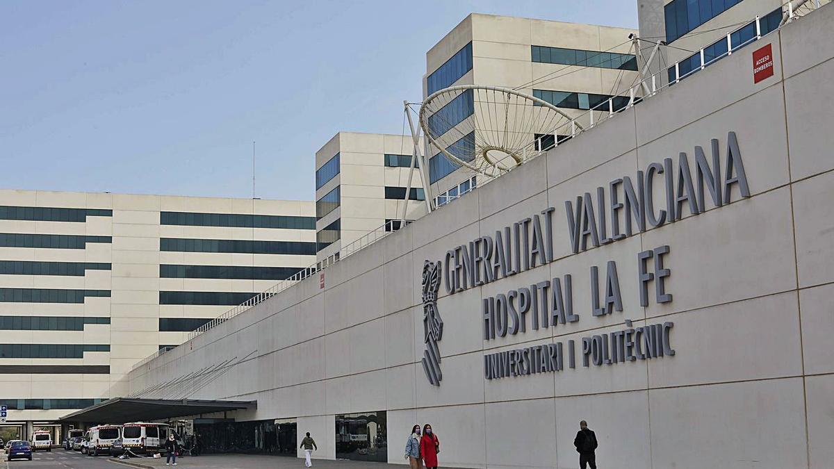 Porta principal de l’Hospital La Fe de València, en una imatge d’arxiu. M.Á. MONTESINOS