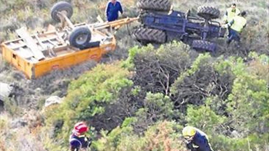 Muere un agricultor al volcar su tractor en Albocàsser