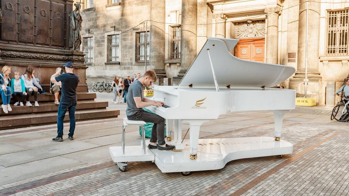 Madrid se llena de pianos de cola: la iniciativa para convertir la capital  en un gran escenario - Viajar