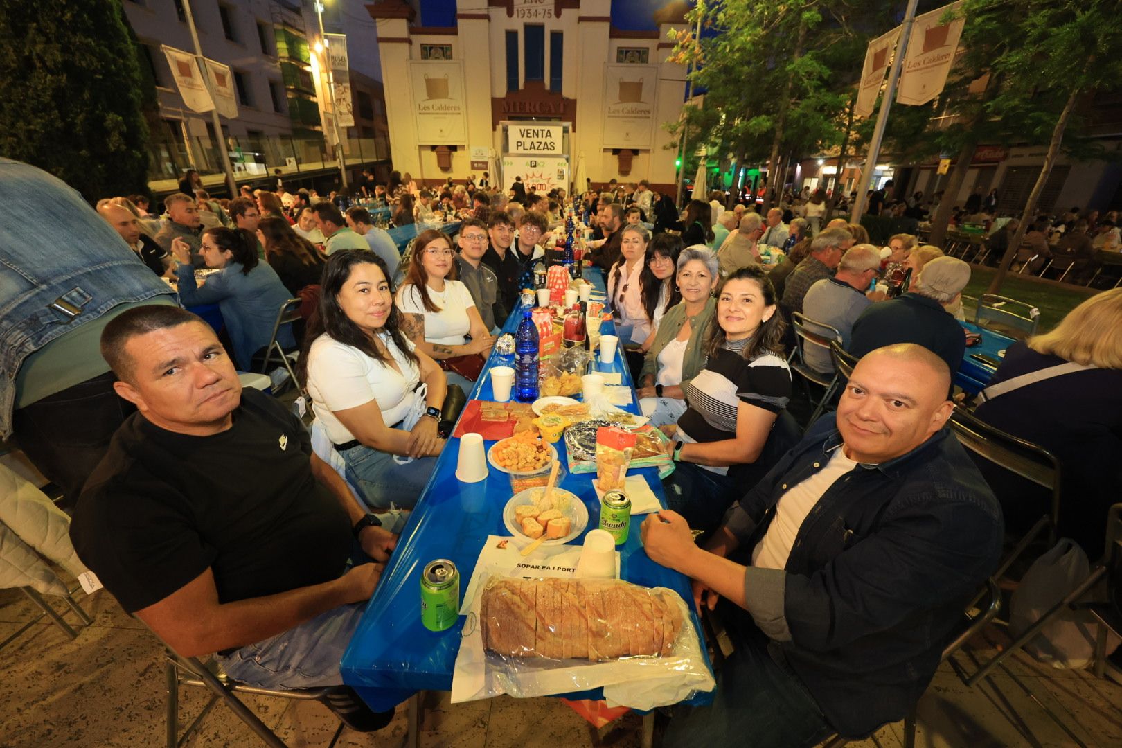 Búscate en la galería de fotos del 'sopar de pa i porta' en las fiestas de Almassora
