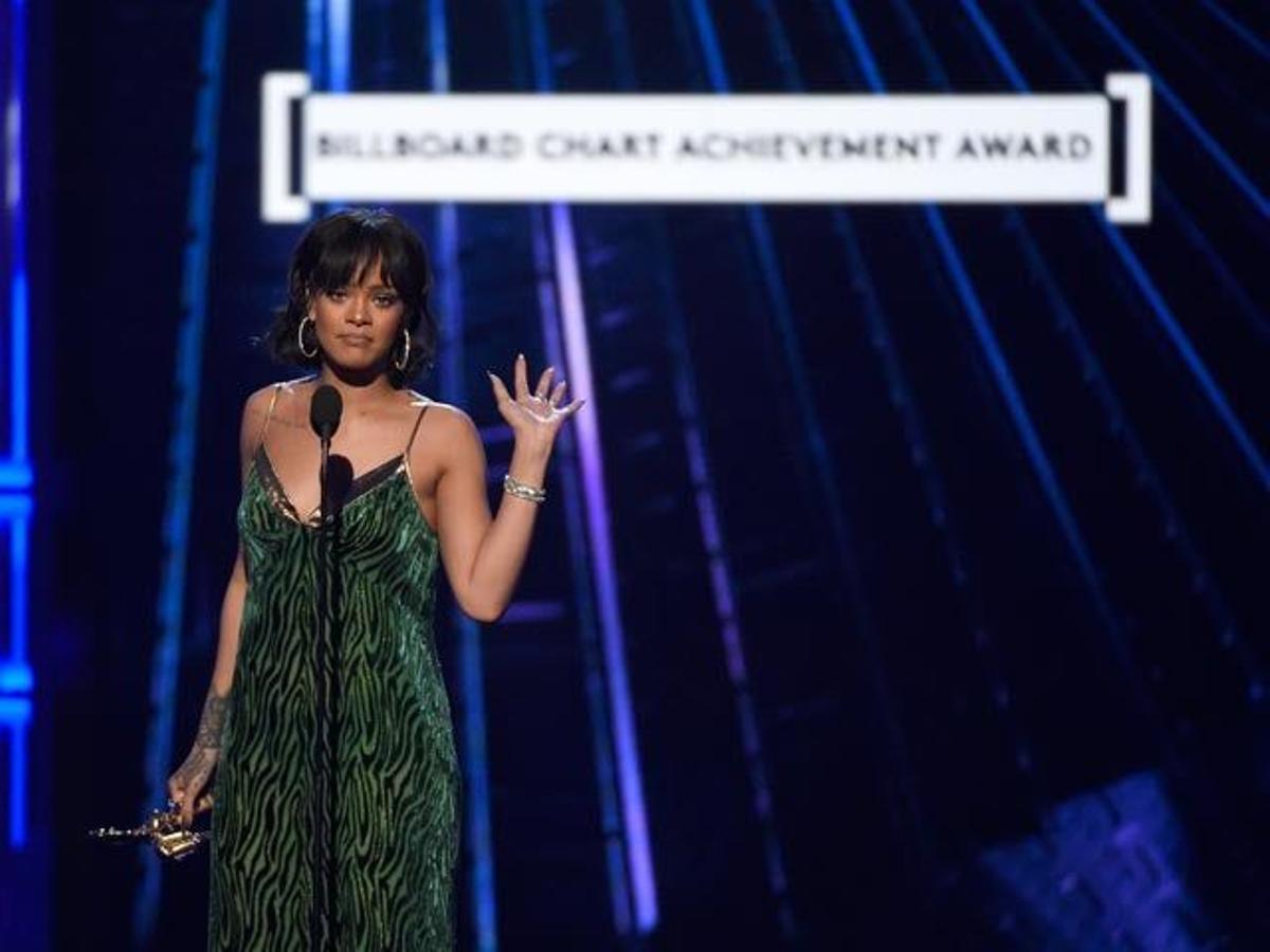 Rihanna recoge el premio Chart Achievement Award en los Billboard Music Awards.