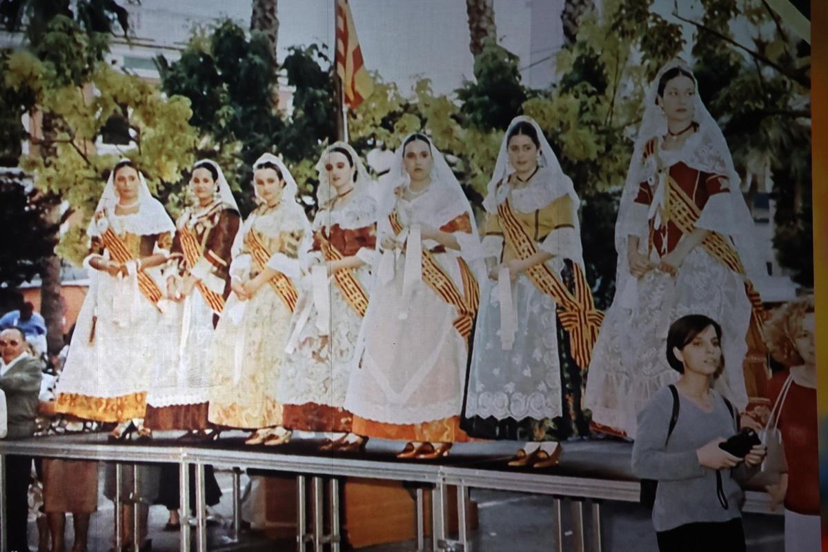 Fotogalería I Vila-real homenajea a las reinas y damas de las fiestas de 1976 y 2001