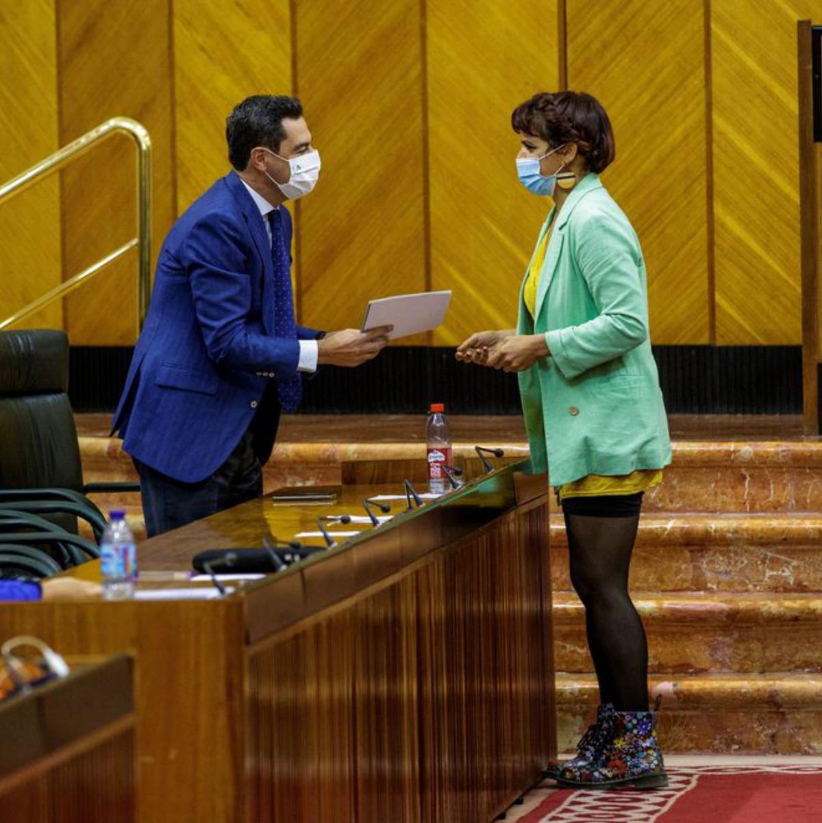Teresa Rodríguez entrega a Moreno sus propuestas.