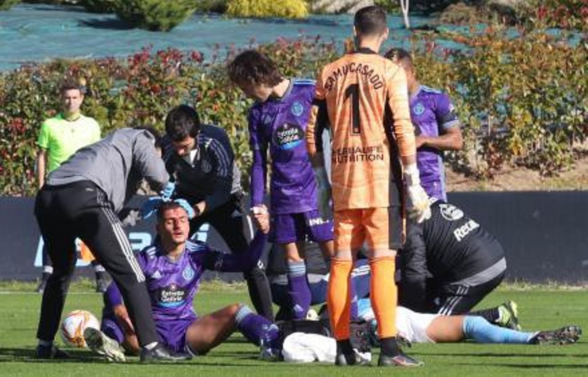 Un jugador del Valladolid B es atendido por las asistencias. | // ALBA VILLAR