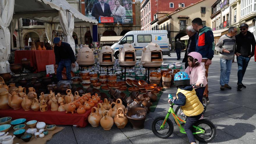 La Feria de alfarería tradicional reúne en Avilés a 14 talleres de toda España