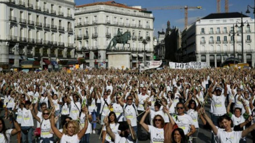 Miles de personas protestan contra el Toro de la Vega en Madrid