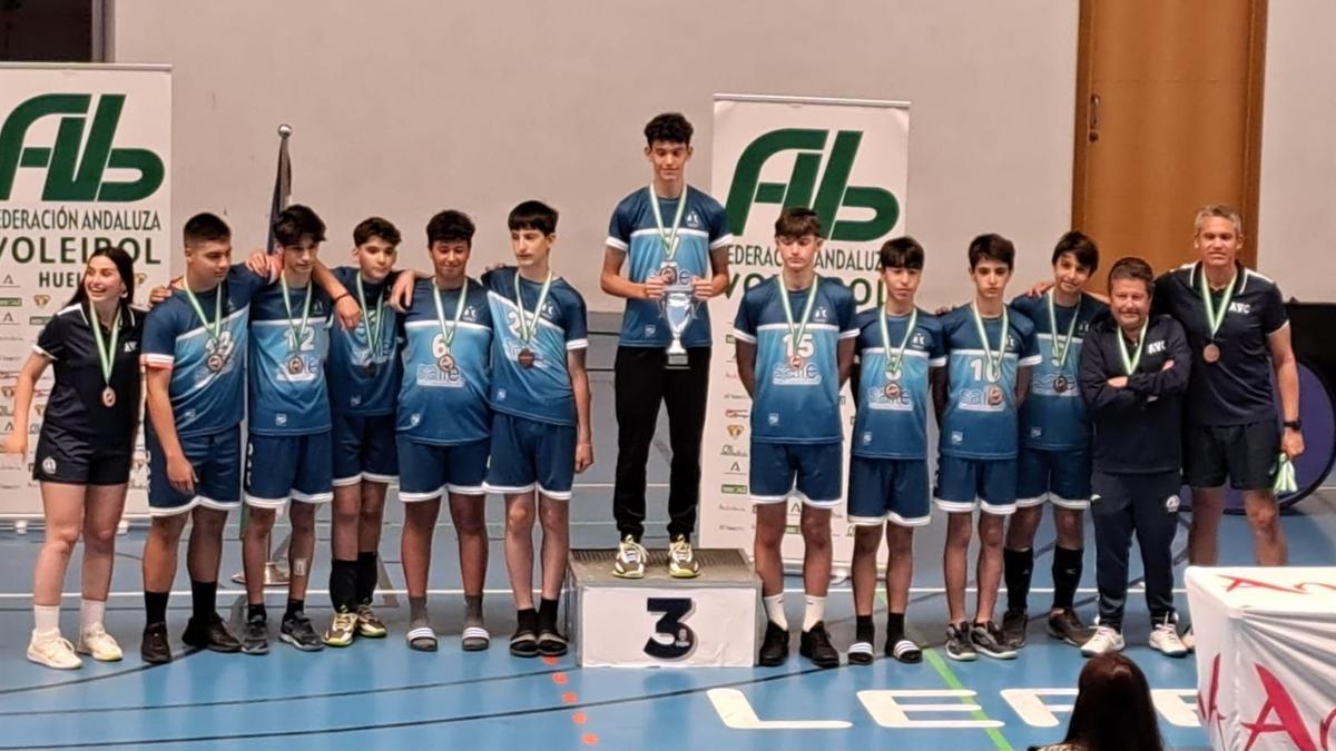 El Academia Voleibol Córdoba infantil masculino, en el podio del campeonato andaluz.