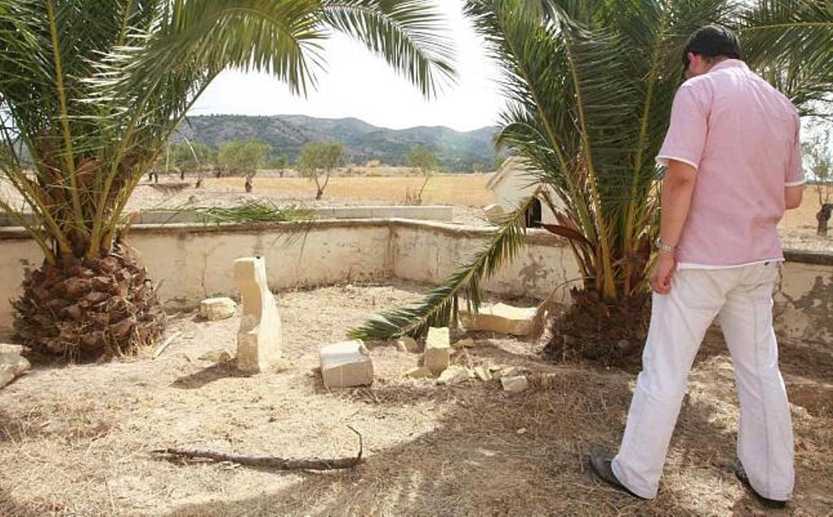 Sustraen el remate del tejado de la ermita del Nostre Senyor Robat