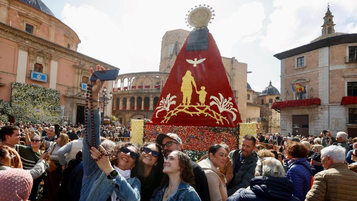La Plaza de la Virgen se llena para rendirle homenaje a la Geperudeta.