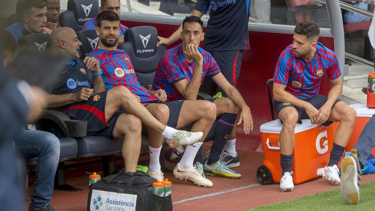 Los capitanes Busquets, Piqué  y Alba en el banquillo de inicio durante el partido de liga entre el FC Barcelona y el Elche en el Camp Nou, en septiembre de 2022.