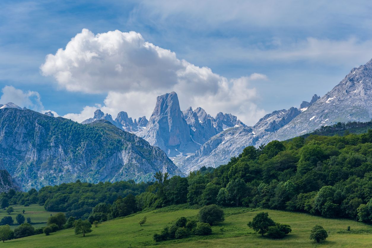 Vista panorámica del Picu Urriellu o Naranjo de Bulnes, la cumbre más importante de los Picos de Europa, Asturias