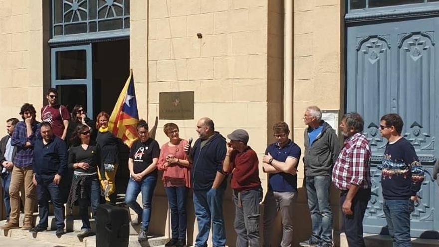 Imatge del partit Junts fem poble -la CUP on Susagna Ribas apareix sota la placa de l&#039;ajuntament.