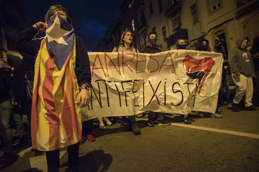 Antifeixistes i espanyolistes conflueixen davant la Guàrdia Civil de Manresa