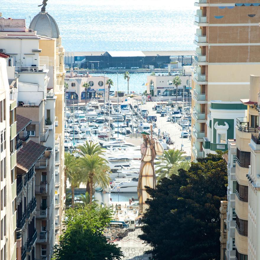 Alicante planta en la Explanada el Belén gigante