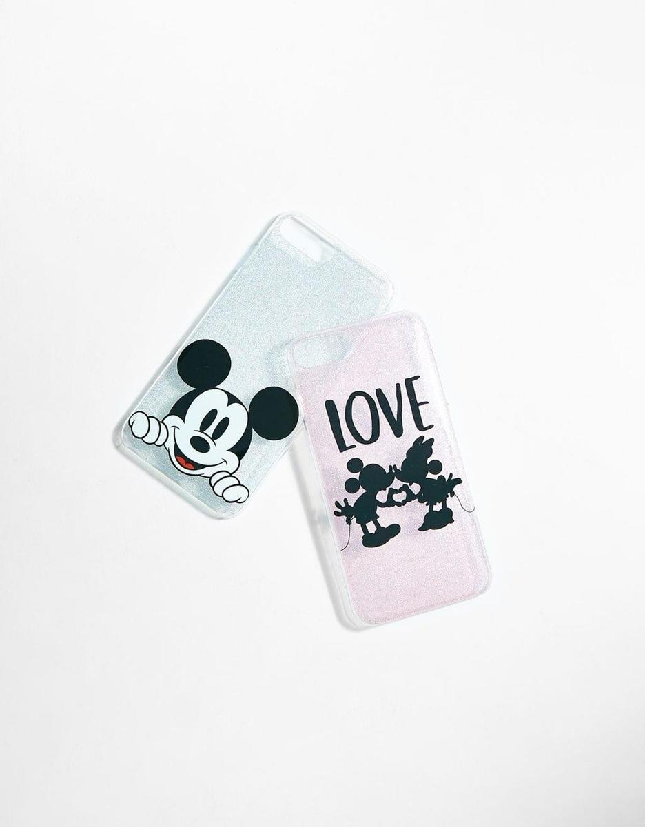 Pack de fundas de móvil de Mickey y Minnie Mouse de Bershka. (Precio: 9, 99 euros)