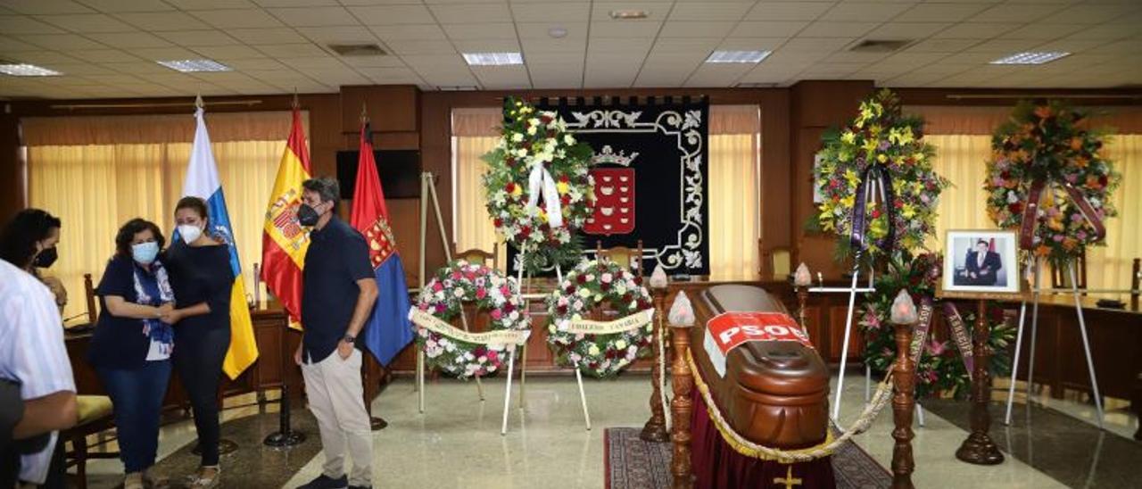 La presidenta del Cabildo, María Dolores Corujo, consuela a la viuda de Enrique Pérez Parrilla, Nieves Rosa Hernández, ayer, en la capilla ardiente instalada en el salón de plenos del Cabildo de Lanzarote.