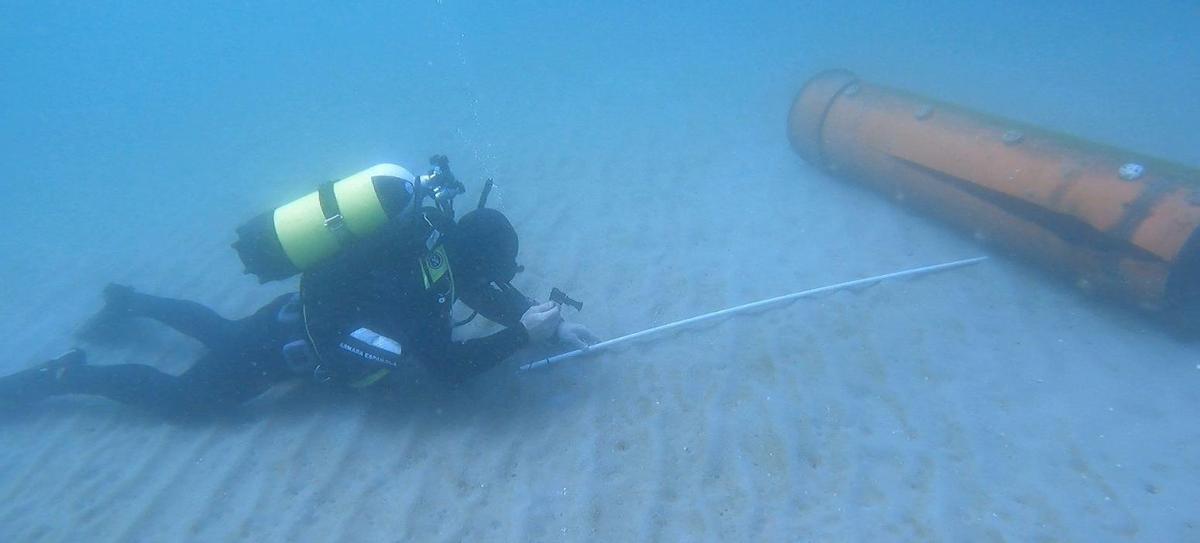 Adiestramiento de un buzo ucraniano en desminado submarino en aguas de Cartagena.
